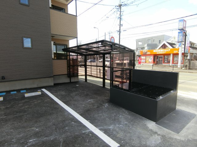 T-Regno羽犬塚B棟のその他共用部分|敷地内のごみ置き場・屋根付き駐輪スペース♪