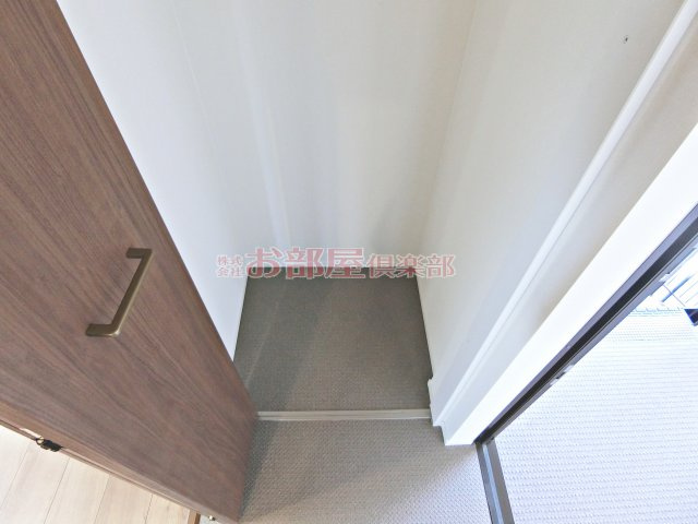 ティーレグノ羽犬塚の洋室|便利な玄関収納♪