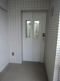 【その他共用部分】 | お買い物時やベビーカーの出し入れに便利なエレベーター付です。