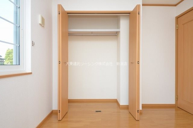 １０１号室　クローゼットの上部には、バッグ等の保管ができます。