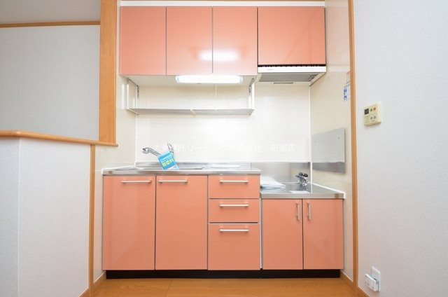 ２０１号室　オンレンジ系の明るいキッチンです。シンクも大きく料理がしやすいです。