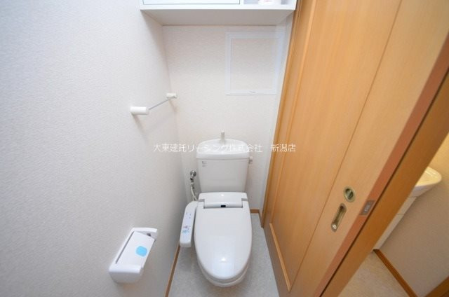 ２０１号室　温水洗浄便座となります。収納棚もありスマートに演出できます。