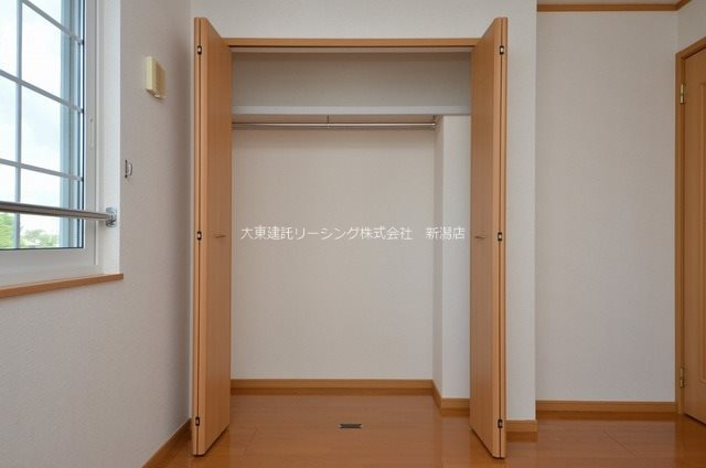 ２０１号室　キッチン裏側の洋室６帖です。それぞれの洋室にクローゼットが付いてます。