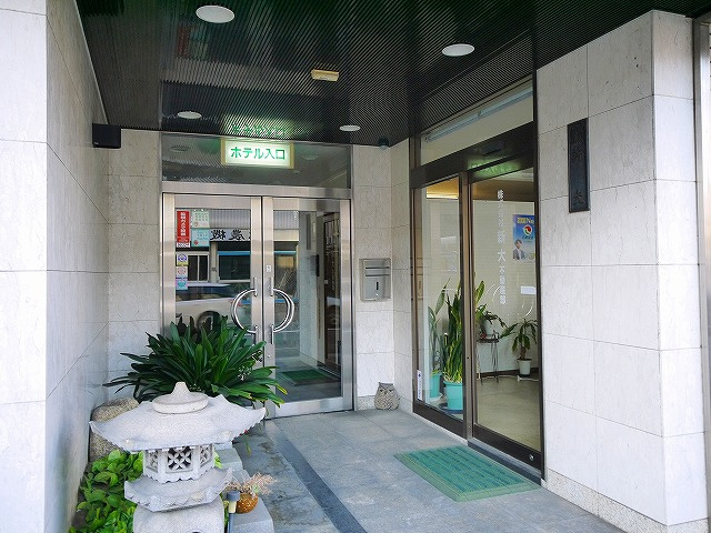 新大ビル二条のエントランス