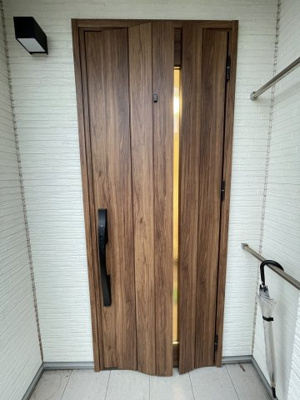 【エントランス】 | 船橋市旭町中古戸建 | 重厚な玄関扉です