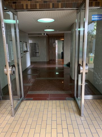 朝日神保町プラザのエントランス