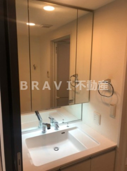 エステムコート谷町四丁目　BRAVI不動産の独立洗面台|【エステムコート谷町四丁目】3面鏡独立洗面台