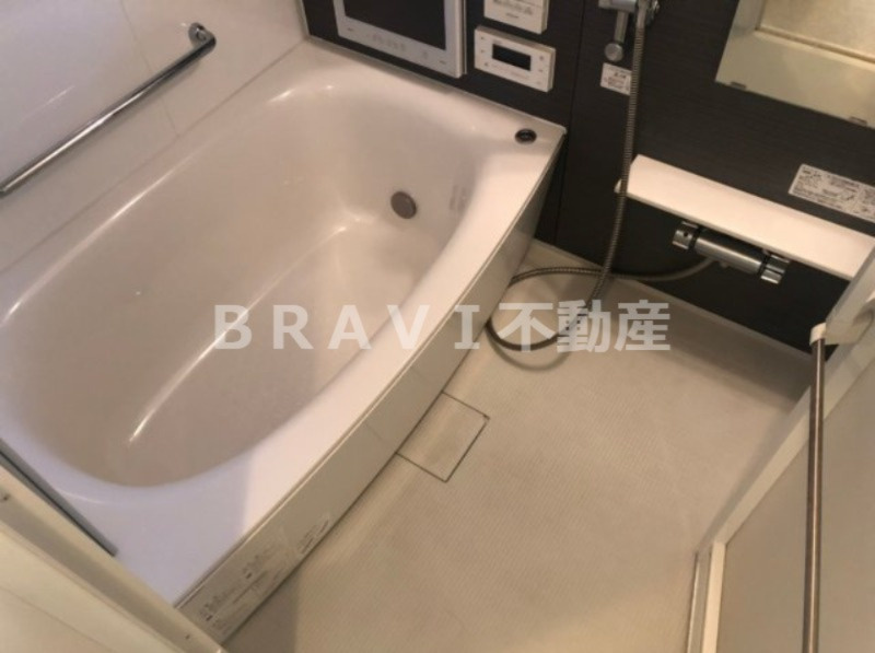 エステムコート谷町四丁目　BRAVI不動産の浴室|【エステムコート谷町四丁目】卵型の大きな浴槽