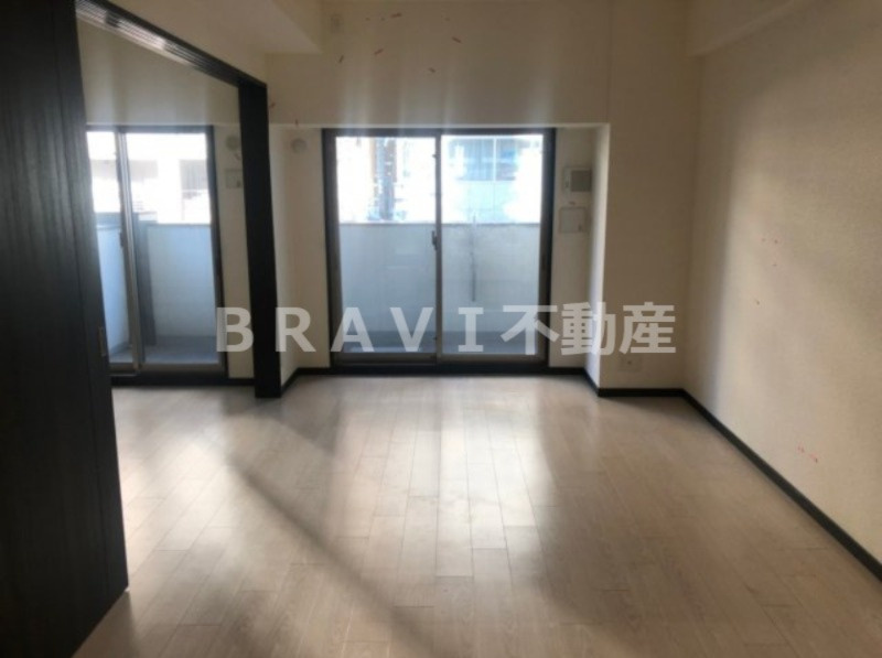 エステムコート谷町四丁目　BRAVI不動産の居間・リビング|【エステムコート谷町四丁目】ワイドスパンで明るいリビング