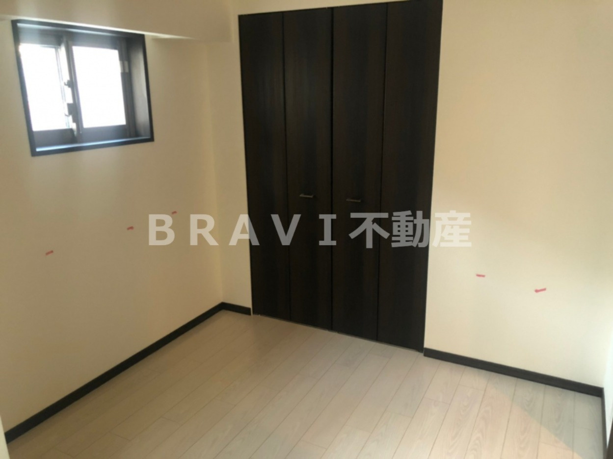 エステムコート谷町四丁目　BRAVI不動産の寝室|【エステムコート谷町四丁目】小窓付きの寝室