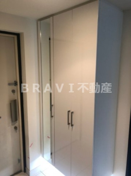 エステムコート谷町四丁目　BRAVI不動産の収納|【エステムコート谷町四丁目】等身大鏡付きシューズボックス