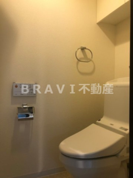 エステムコート谷町四丁目　BRAVI不動産のトイレ|【エステムコート谷町四丁目】棚付きのトイレ