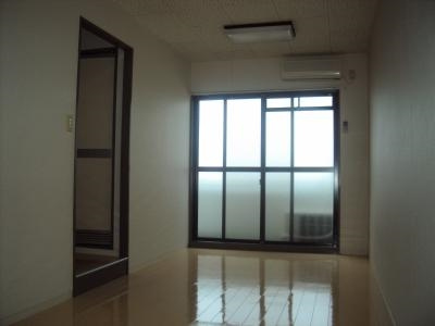 グレーシー西ノ京の居間・リビング|洋室