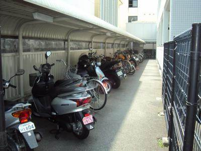 グレーシー西ノ京の駐車場