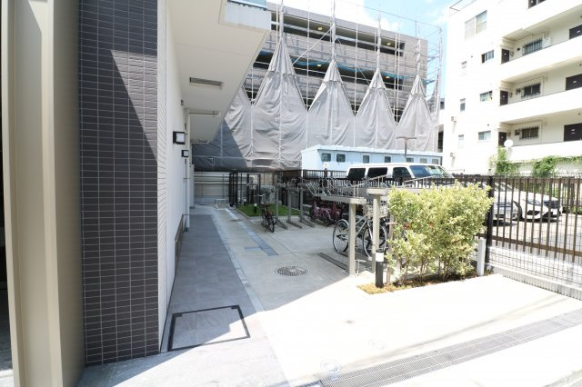 駐輪場は屋根付きです