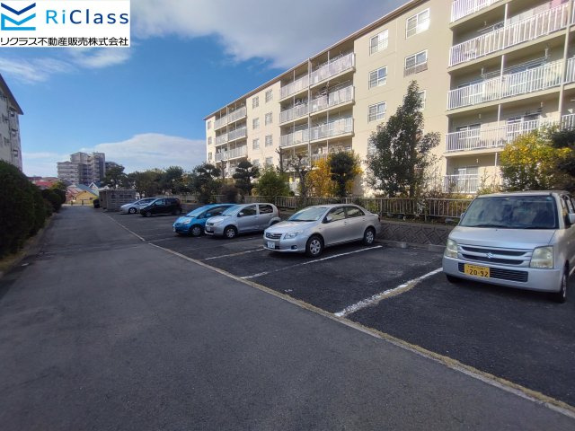 明舞一四団地六一号棟の駐車場