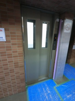 【その他共用部分】 | お買い物時やベビーカーの出し入れに便利なエレベーター付です。