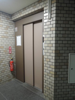 【その他共用部分】 | お買い物時やベビーカーの出し入れに便利なエレベーター付です。