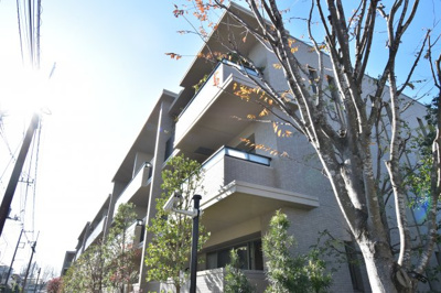 【外観】 | パークホームズ杉並善福寺川緑地 | 閑静な住宅街に佇む低層マンション。レンガの外壁が気品と格調を演出。