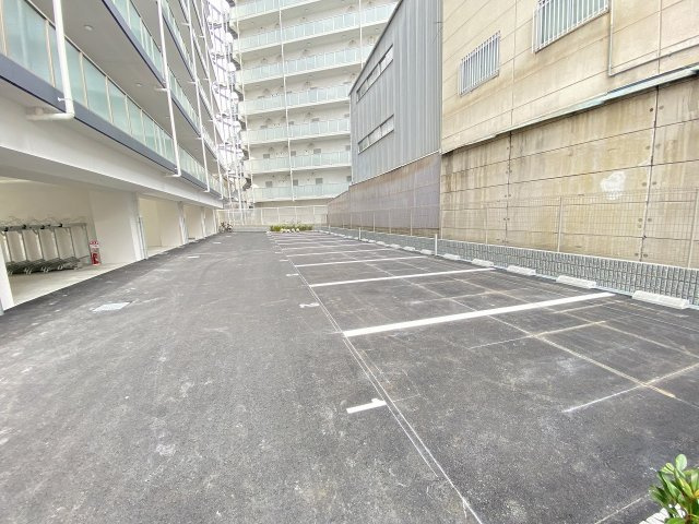 セレニテ福島プリエの駐車場