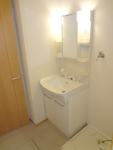 ブリエ【10，000円キャッシュバック対象物件】の独立洗面台|独立洗面台あり、毎朝おしゃれに忙しい女性の方におすすめです