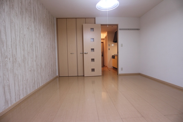 プレシャスコート【10，000円キャッシュバック対象物件】の居間・リビング|こちらのリビングで趣味の時間をお楽しみください