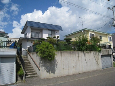 【前面道路含む現地写真】 | 北見市並木町546番地中古住宅