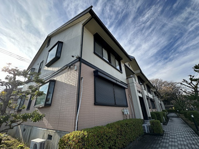 【外観】 | コージーコート | 複数沿線利用可能で便利な立地の2階建てアパートです☆近くに大きな公園があるので、お子様のいるファミリーさんにもおすすめです♪