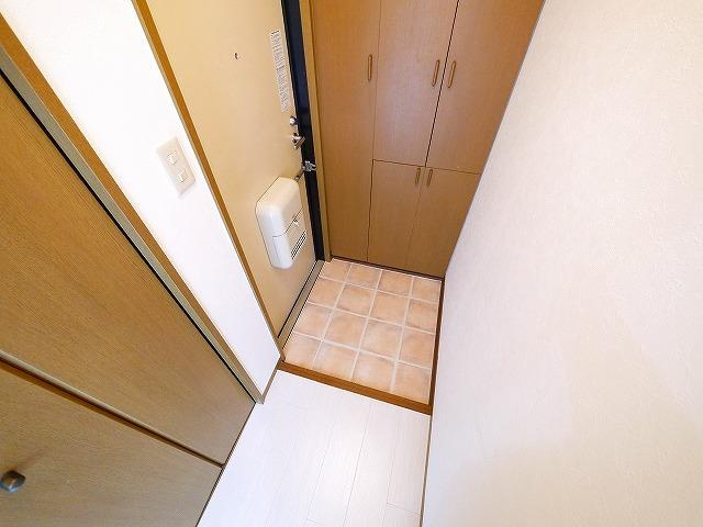 サンハイツ2号館の玄関|収納もある玄関です