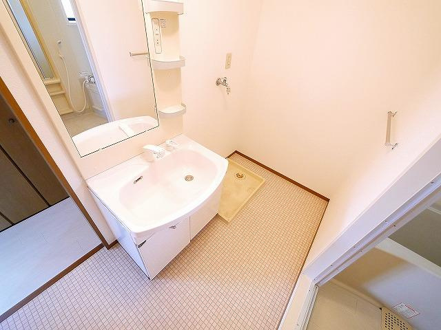 サンハイツ2号館の洗面所|スペースが確保できる洗面所です