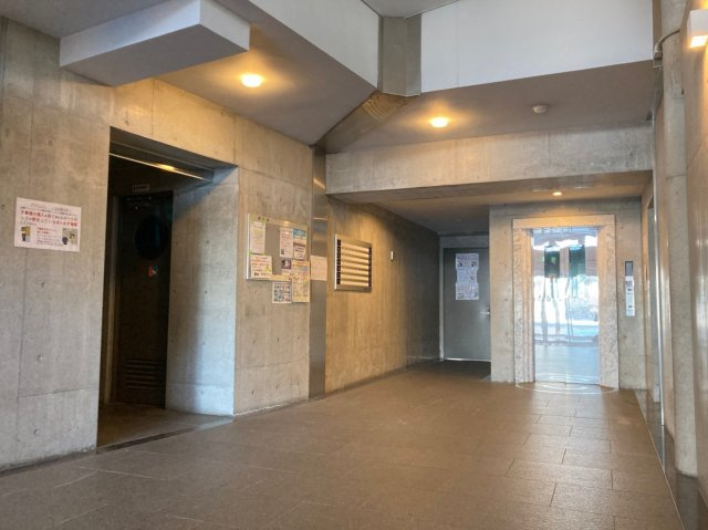 西宮市薬師町の賃貸マンションのエントランス