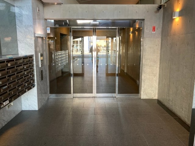 西宮市薬師町の賃貸マンションのエントランス