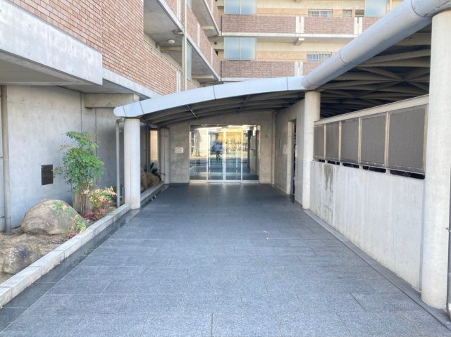 西宮市薬師町の賃貸マンションのエントランス
