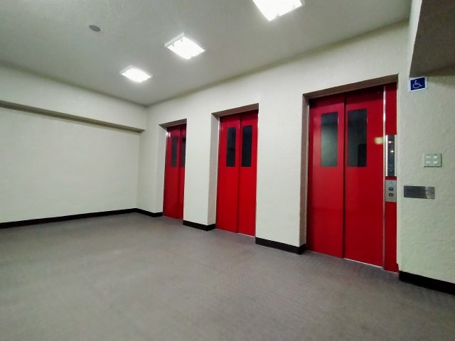 日商岩井京橋ハイツのその他共用部分|エレベーターが3基ありますので、混雑する時間帯にも便利ですね♪重い荷物を運ぶのも楽々です。