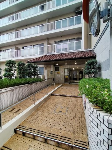 日商岩井京橋ハイツのエントランス|マンションの入り口はスロープもあり、ベビーカーやスーツケースも楽に移動できますね♪