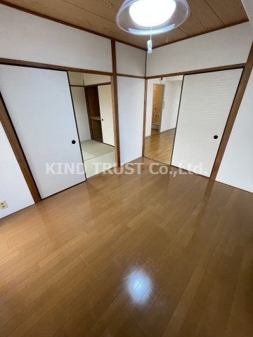 内海マンションの洋室