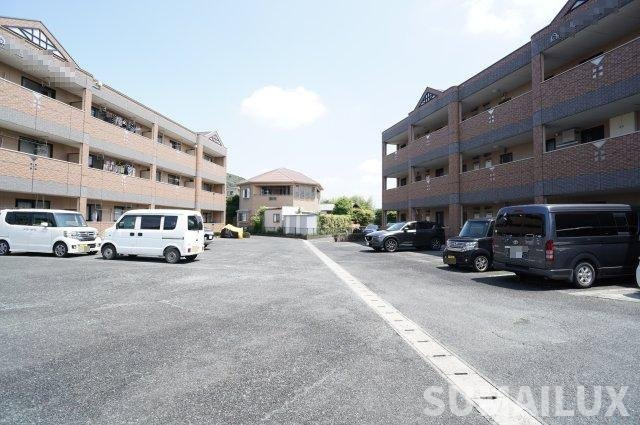 グリーンヒル壱番館の駐車場