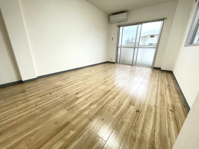 【寝室】 | 広くて明るい寝室