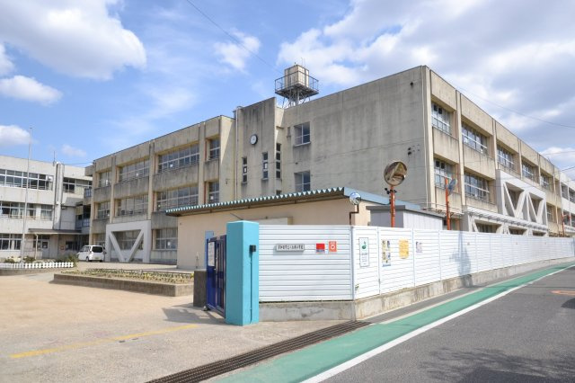 岸和田市小松里町　戸建の周辺|久米田中学校　徒歩６分（約500ｍ）
