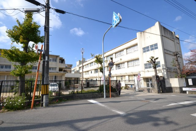 岸和田市小松里町　戸建の周辺|ローソン岸和田池尻町店　徒歩５分（約４５０ｍ）