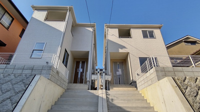 【外観】 | 箕面市瀬川5丁目　新築戸建 | 右側になります