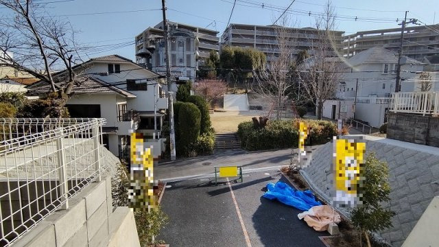 箕面市瀬川5丁目　新築戸建２号棟の前面道路含む現地写真|向かいは公園です