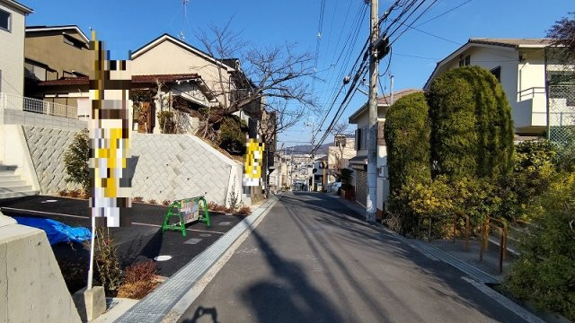 箕面市瀬川5丁目　新築戸建２号棟の前面道路含む現地写真