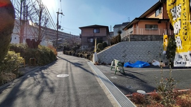 箕面市瀬川5丁目　新築戸建２号棟の前面道路含む現地写真