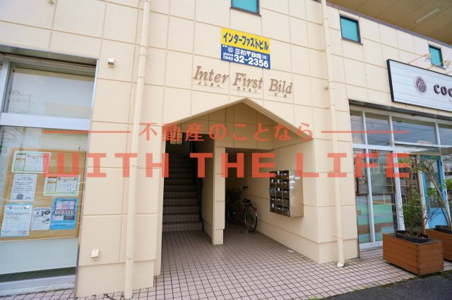 インターファーストビル【キャッシュバック対象】のエントランス|落ち着いたエントランスです