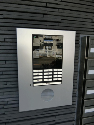 【エントランス】 | エルドール | 共用エントランスは不審者の侵入を未然に防ぐオートロック付き！防犯対策充実しています◎