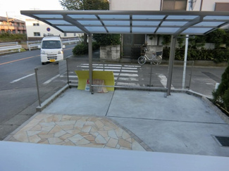【その他共用部分】 | 屋根付きの駐輪場で雨が降っても大切な自転車が濡れなくてすみますね♪駅まで自転車もおすすめです！