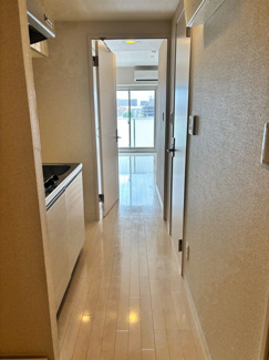 【展望】 | 玄関から室内への景観です！キッチンの奥に洋室8.1帖のお部屋があります♪