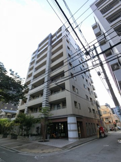 【外観】 | 総戸数３８戸、２０１１年８月築、管理人は日勤勤務につき管理体制良好です♪