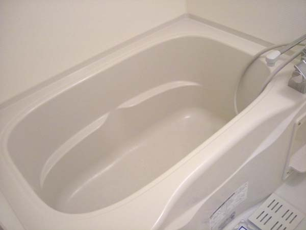 岸和田市尾生町のハイツの浴室|コンパクトで使いやすいお風呂です